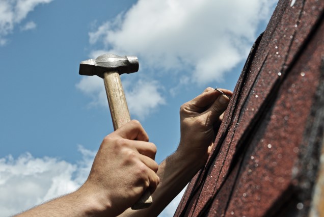 Befestigen von Dachschindeln mit Hammer und Nagel