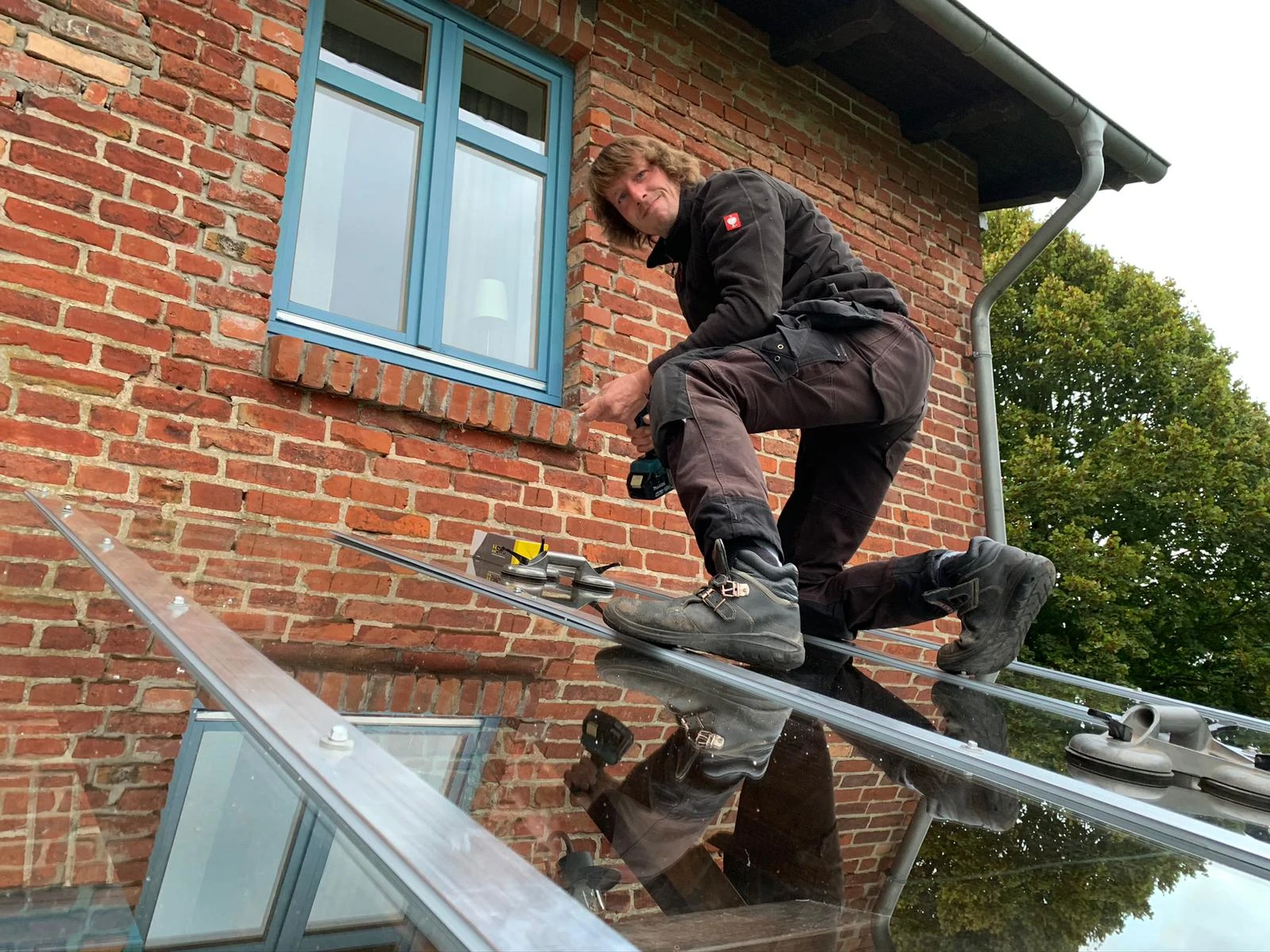 Dachdeckermeister Michael Raabe bei Arbeiten auf einem Dach